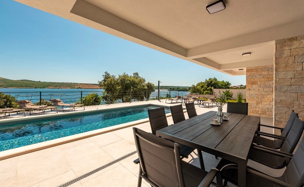 Überdachte Terrasse mit Sitzgruppe am Pool