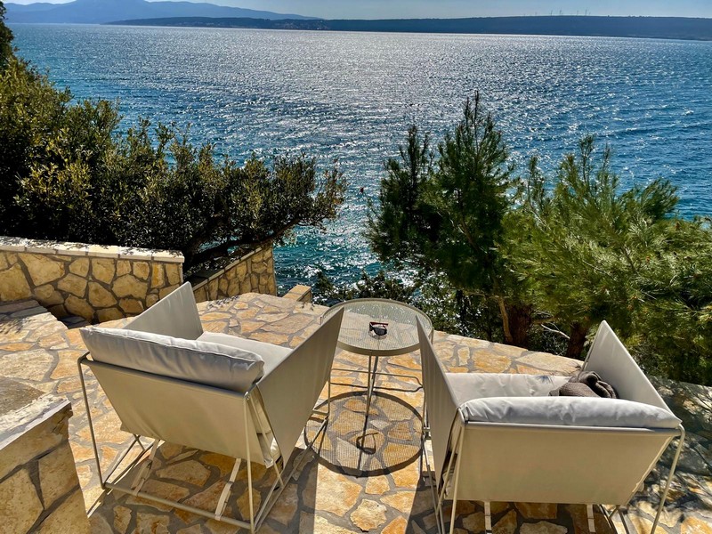 Terrasse mit Loungemöbeln und Meerblick
