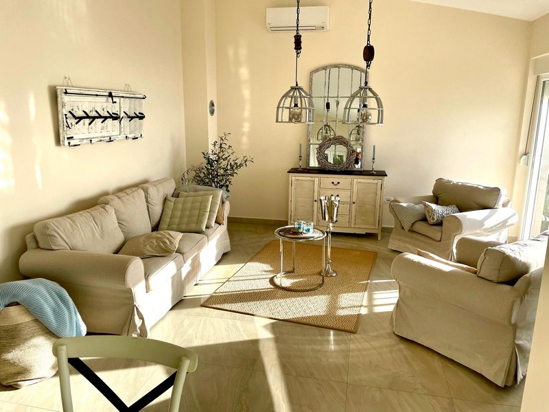 Wohnzimmer mit Sofas und Klimatisierung