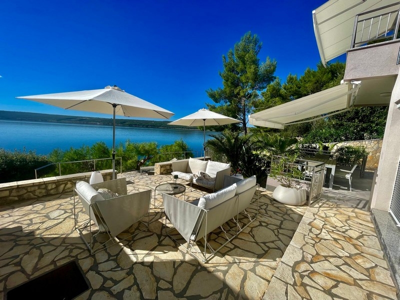 Terrasse mit Loungemöbeln und Sonnenschirmen