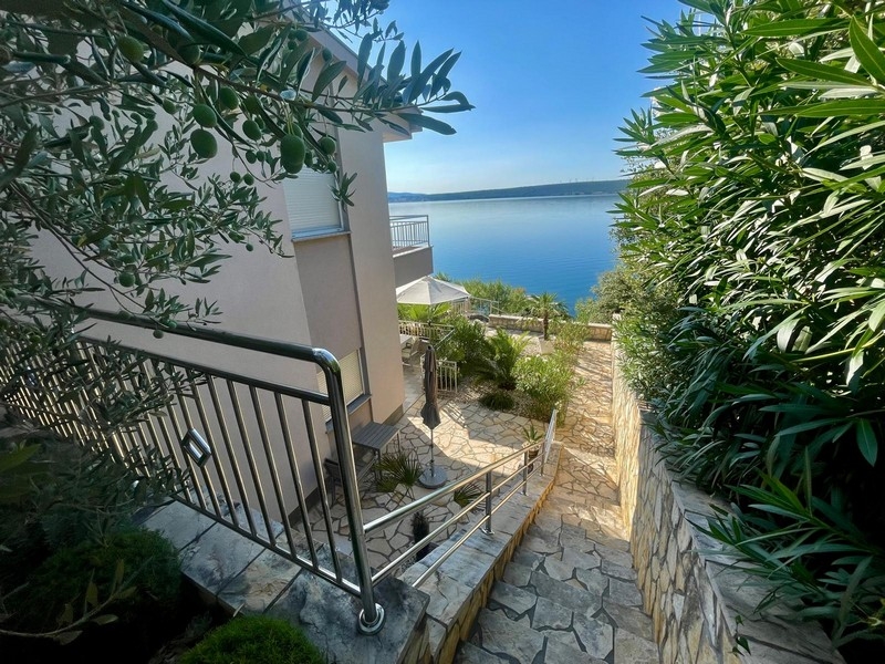 Treppe am Haus mit Blick auf das Meer