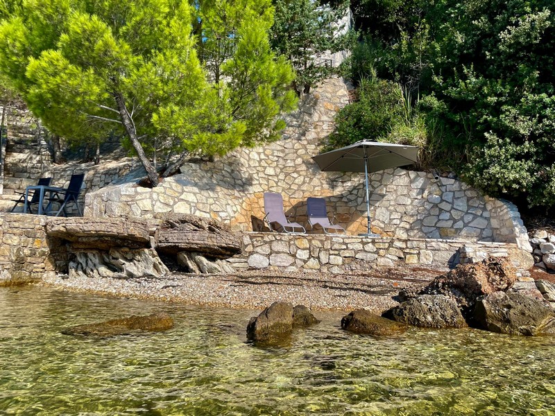 Natursteinterrassen am Ufer mit Liegeflächen