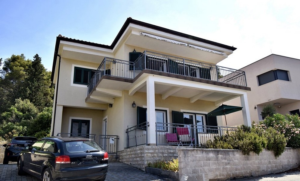 Haus mit Balkon und Terrasse in Tisno Kroatien
