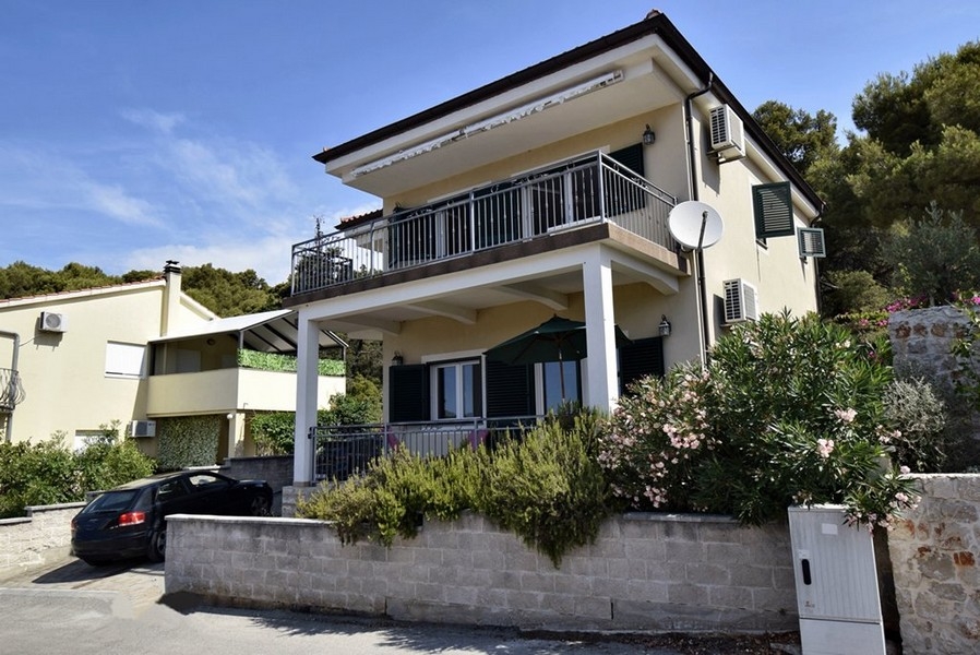Seitenansicht des Hauses mit Garten in Tisno