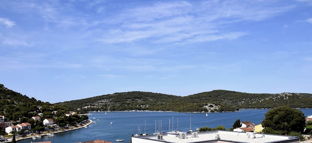 Blick auf das Meer und die Bucht von Tisno