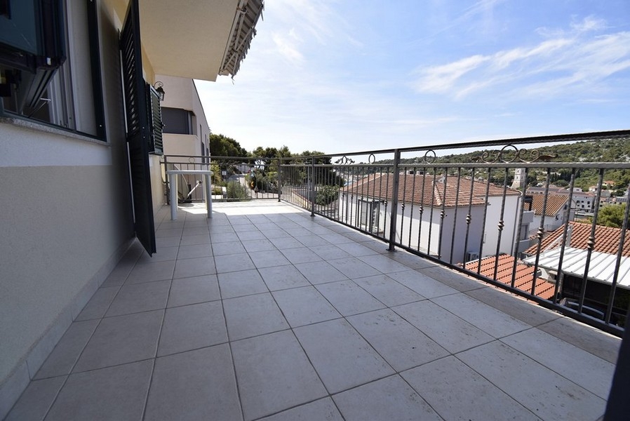 Große Terrasse mit Meerblick