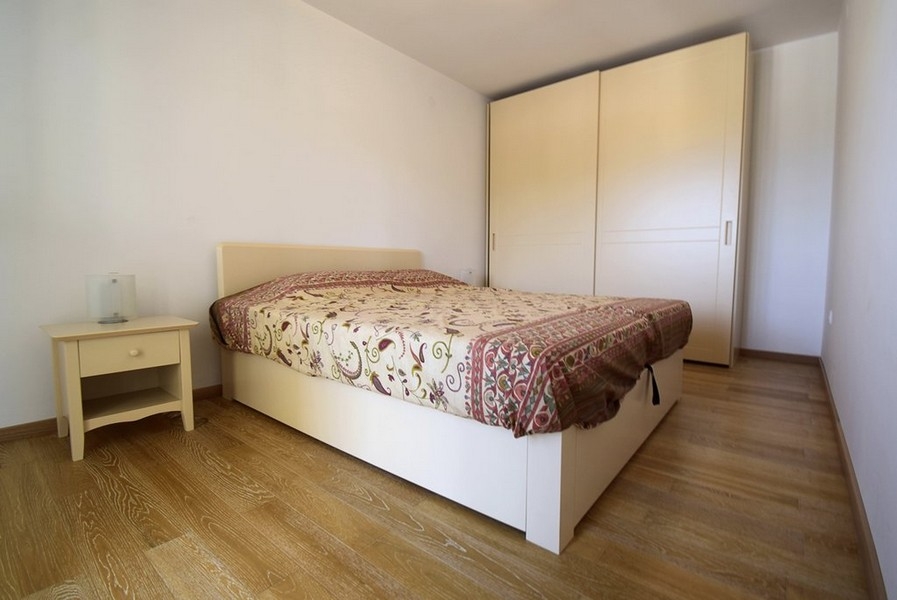 Schlafzimmer mit Doppelbett und Kleiderschrank