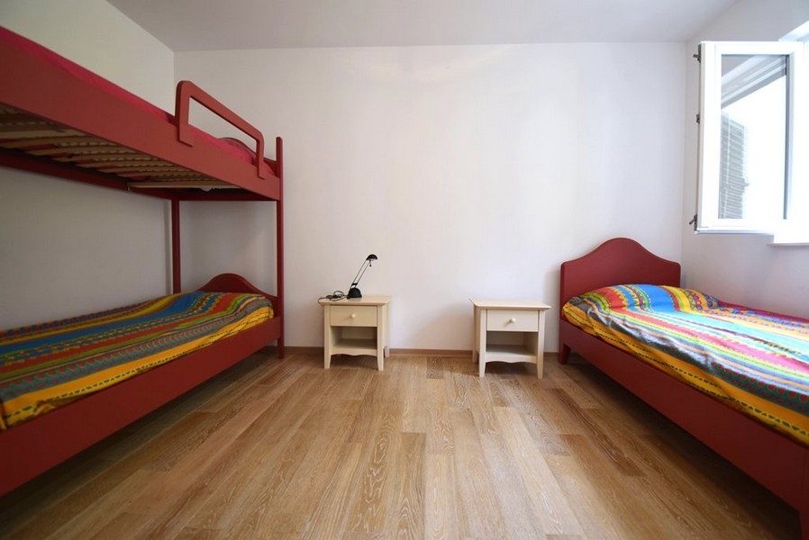 Schlafzimmer mit Etagenbett und Einzelbett