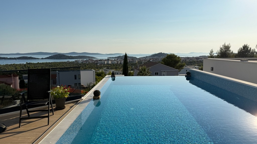 Infinity-Pool mit Meerblick in Vodice Kroatien
