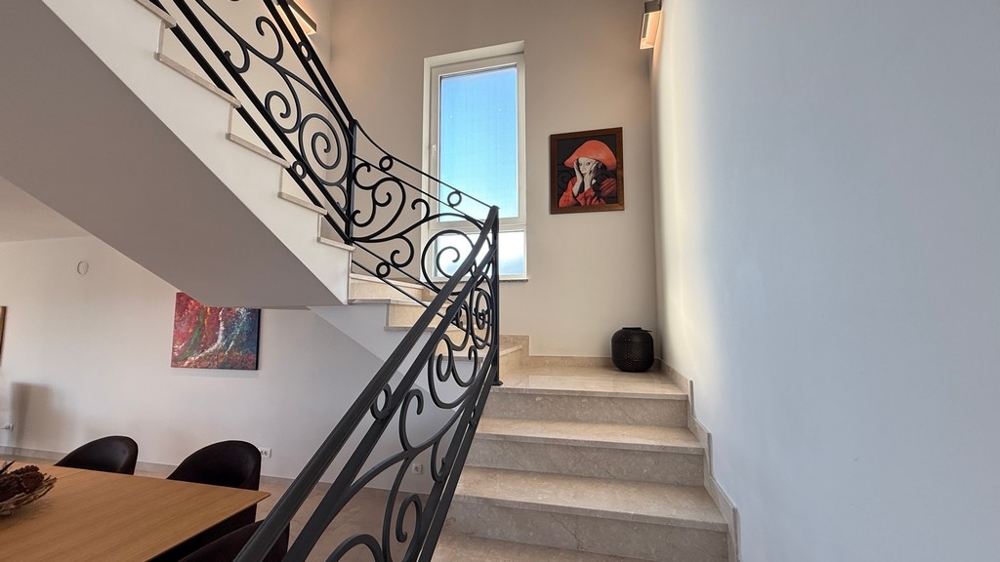Innentreppe mit elegantem Geländer