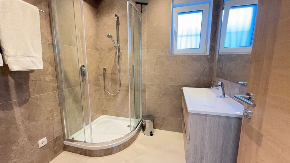 Badezimmer mit Dusche