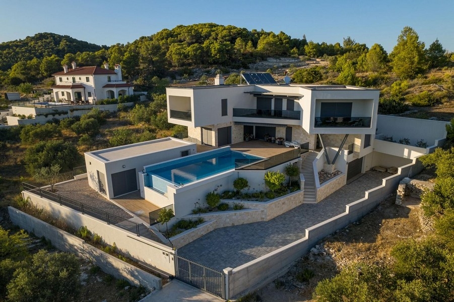 Luftaufnahme der modernen Villa mit Pool in Vodice