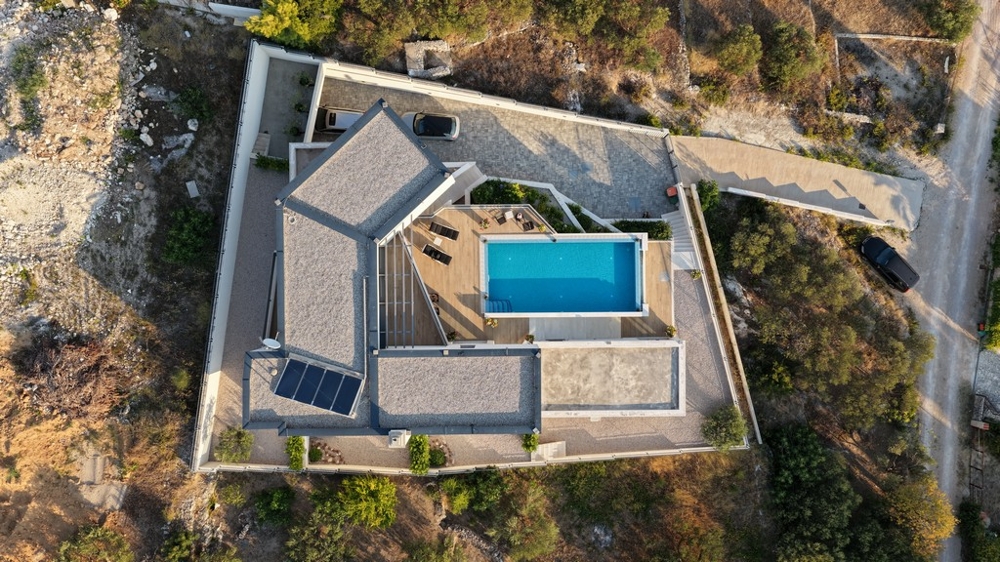 Villa mit Pool und Grundstück aus der Vogelperspektive