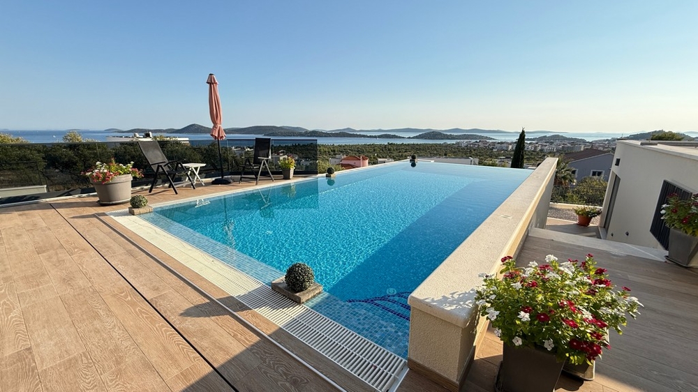 Beheizter Pool mit Sonnenterrasse und Meerblick