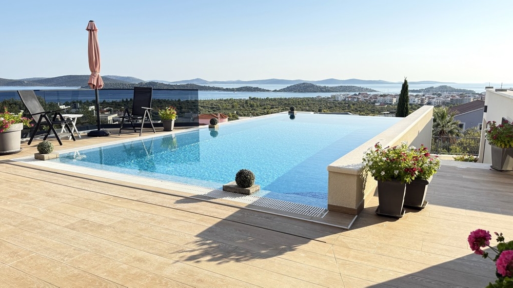 Poolbereich mit Blick auf die Inseln vor Vodice