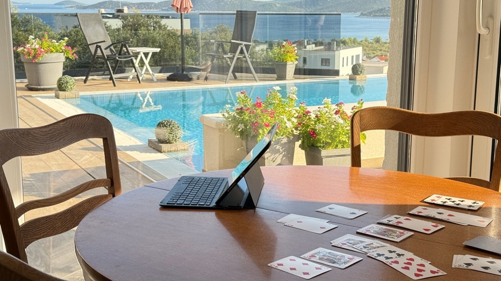 Essbereich mit Blick auf Pool und Meer