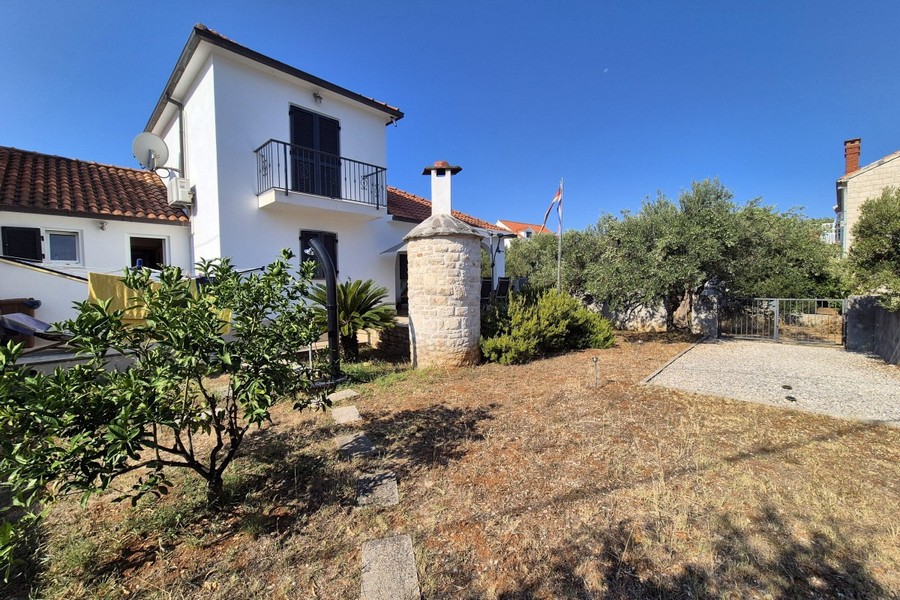 Haus mit Garten, Steingrill und gepflasterter Zufahrt in Mirca