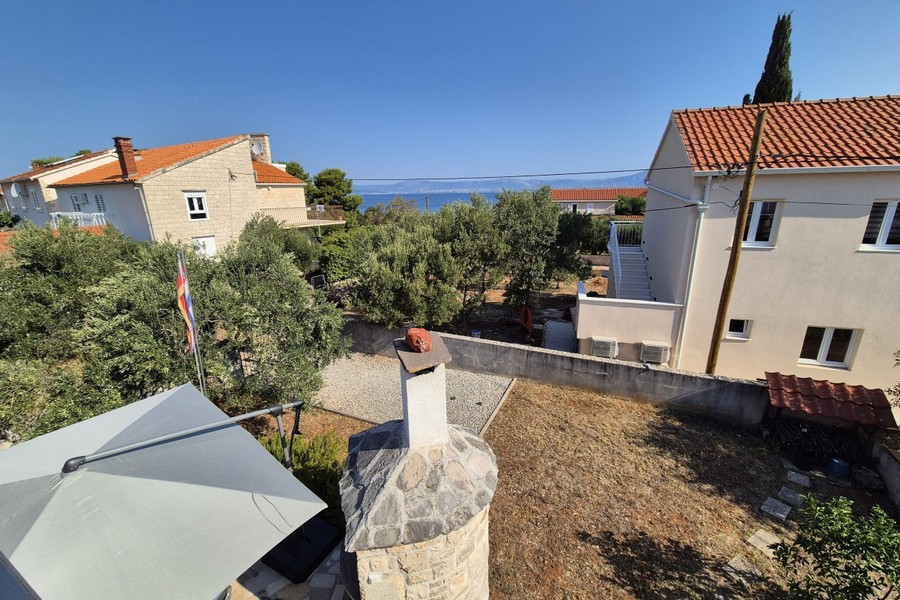 Blick vom Obergeschoss über den Garten auf das Meer