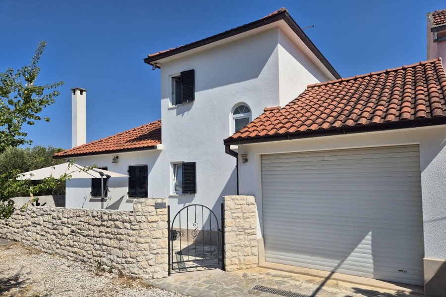 Doppelhaushälfte mit Garage und Natursteinmauer in Kroatien