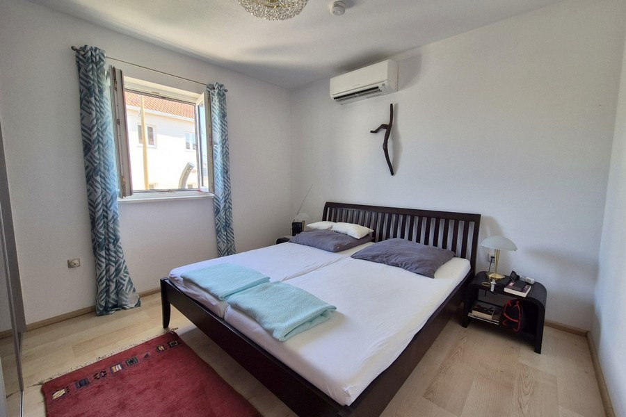 Schlafzimmer mit Klimatisierung und Doppelbett