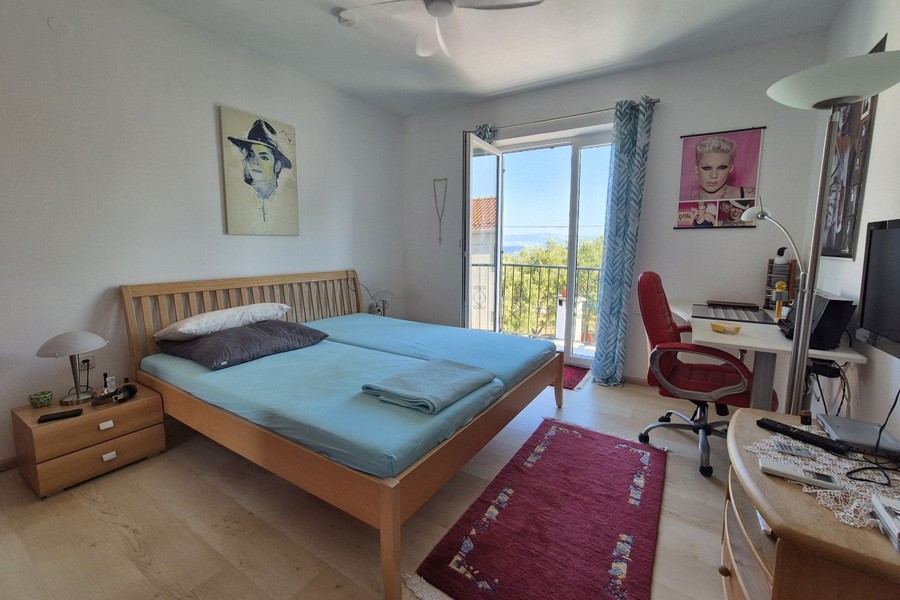 Schlafzimmer mit Balkonzugang und Meerblick