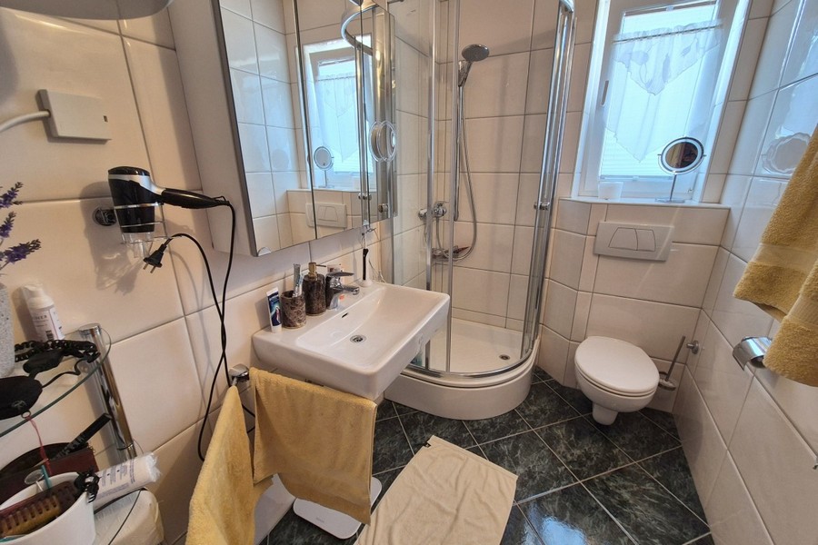 Badezimmer mit Dusche und Toilette