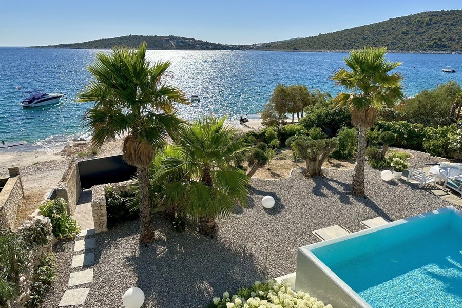 Strand und Meer direkt vor der Villa mit Pool und Palmengarten
