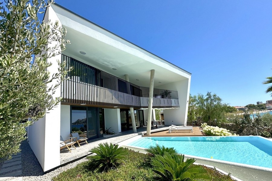 Moderne Designervilla mit Infinity-Pool in Kroatien