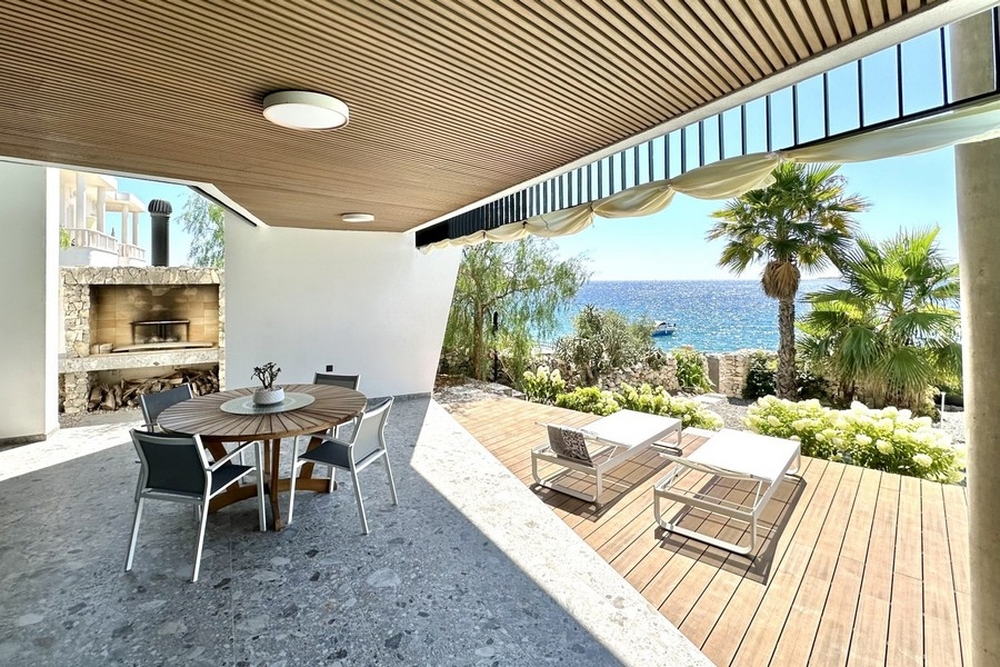 Überdachte Terrasse mit Sitzbereich und Meerblick