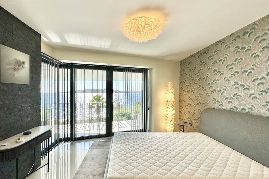 Schlafzimmer mit Eckverglasung und Meerblick