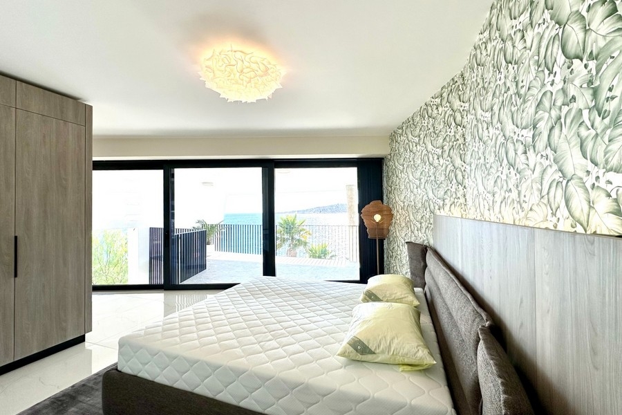 Schlafzimmer mit Zugang zur Terrasse