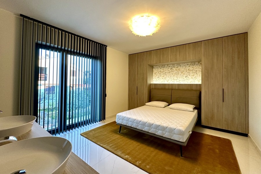 Schlafzimmer mit Holzwand und Doppelbett