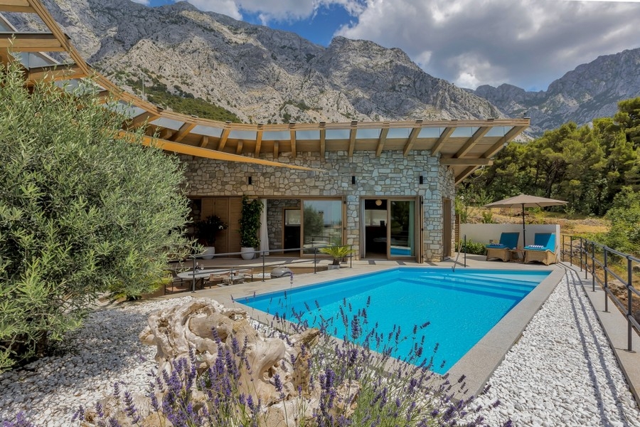 Steinvilla mit Pool und Pergola bei Makarska
