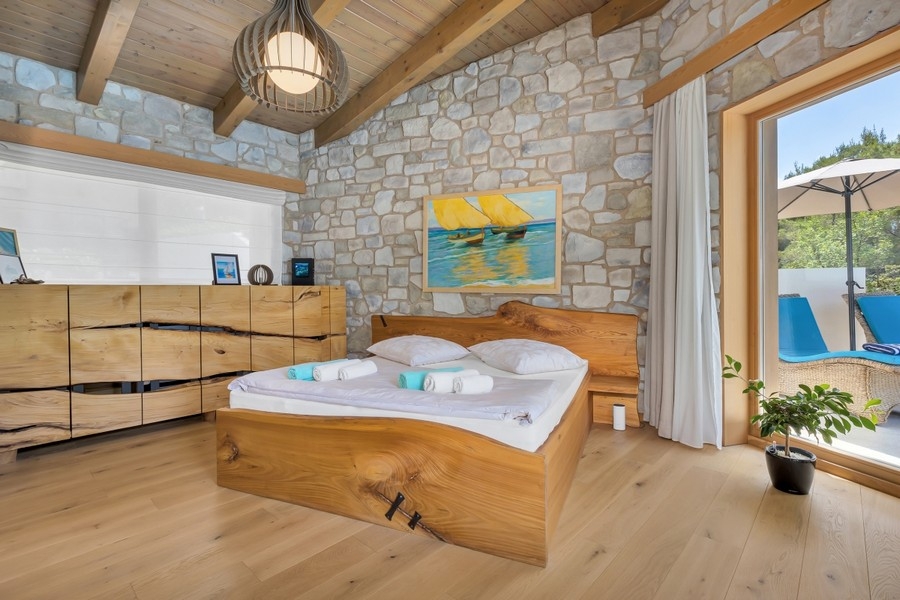 Schlafzimmer mit Steinwand und Poolzugang