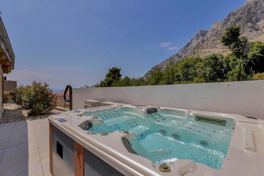 Whirlpool im Außenbereich der Villa
