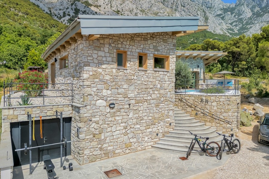 Steinfassade mit Garage und Außentreppe