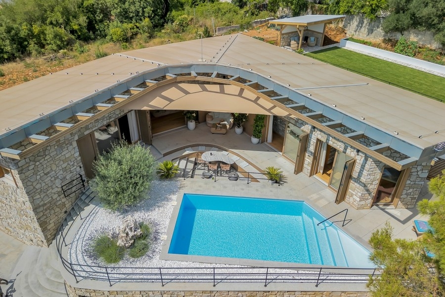 Luftaufnahme der Villa mit Pool und Innenhof