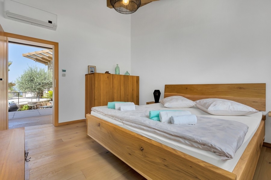 Schlafzimmer mit Doppelbett aus Holz