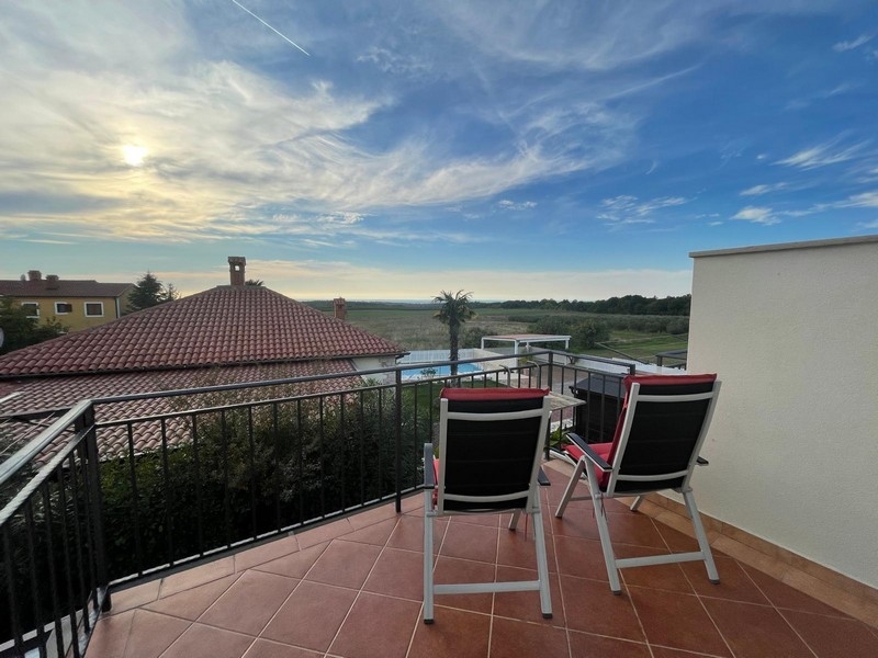 Terrasse mit Meerblick am Reihenhaus in Kroatien