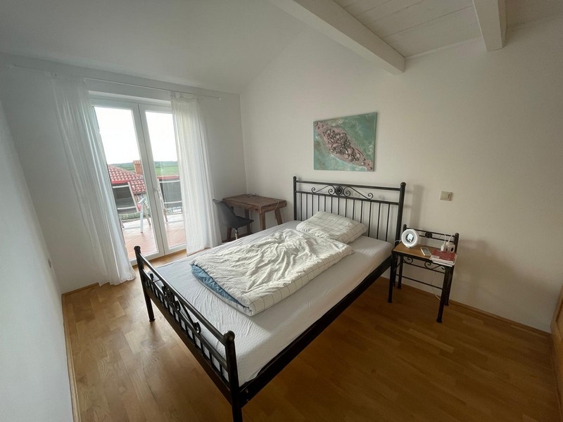 Schlafzimmer mit Zugang zur Terrasse