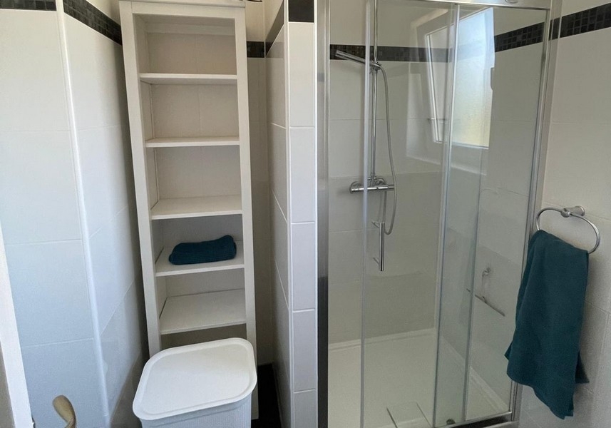 Badezimmer mit Dusche