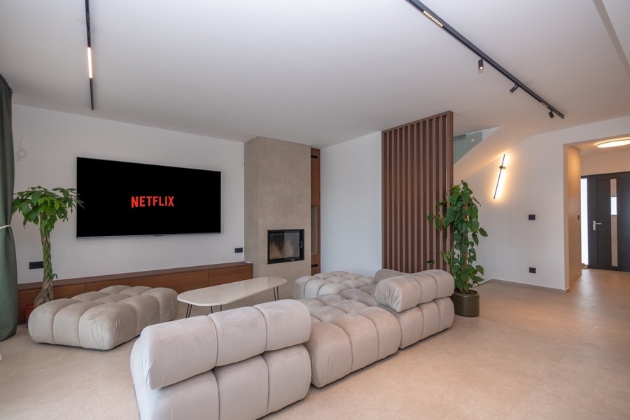Wohnzimmer mit Sofa und Fernseher