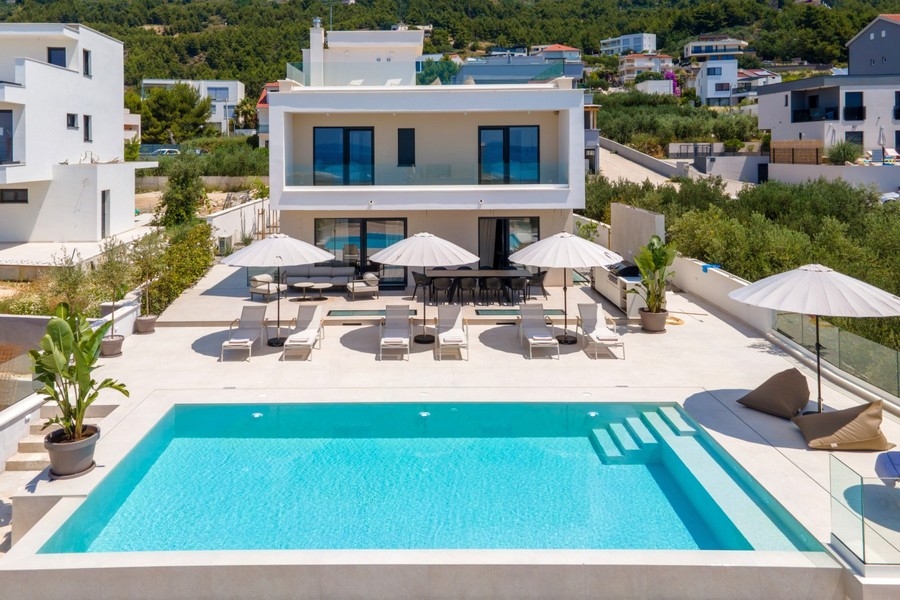 Luftaufnahme der Villa mit Pool in Kroatien