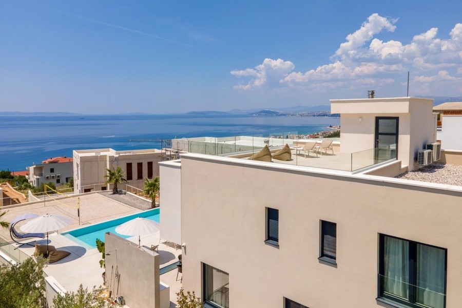 Dachterrasse mit Blick auf das Meer