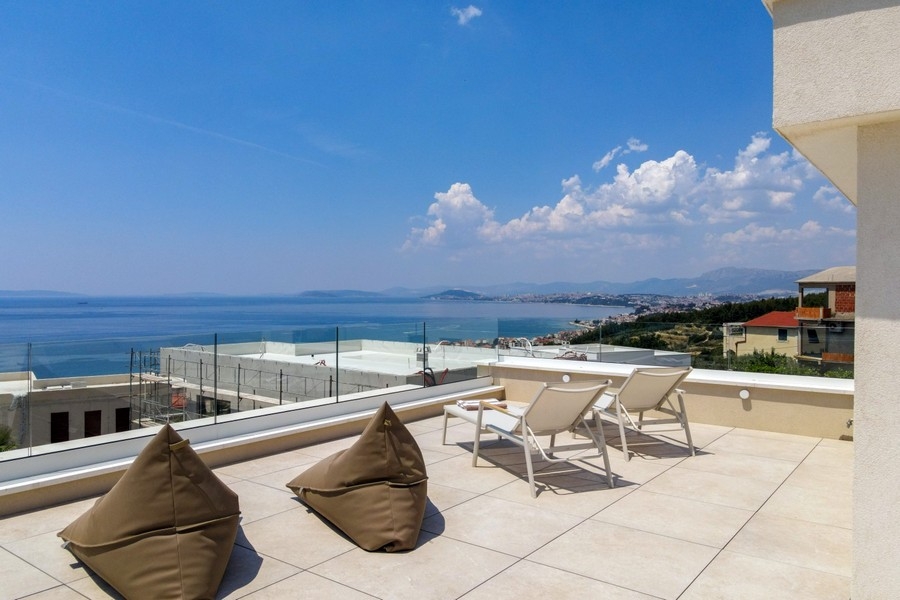 Dachterrasse mit Loungebereich und Meerblick
