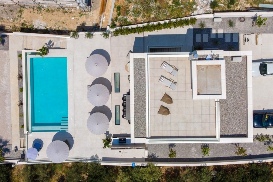 Luftaufnahme von Villa und Poolterrasse