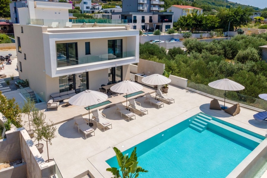 Villa mit Pool und Sonnenterrasse in Kroatien