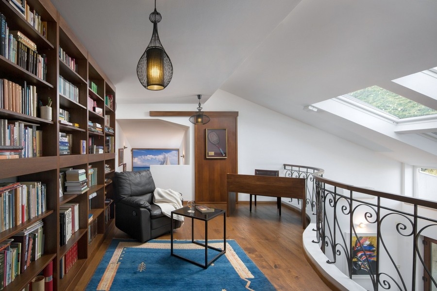 Galerie mit Leseecke und Bücherregal