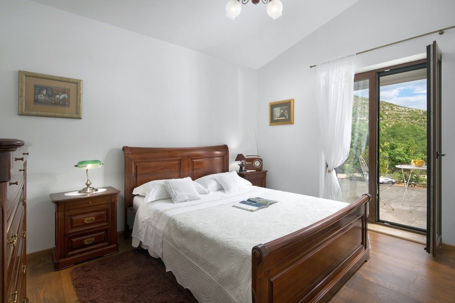 Schlafzimmer mit Terrassenzugang in Kroatien