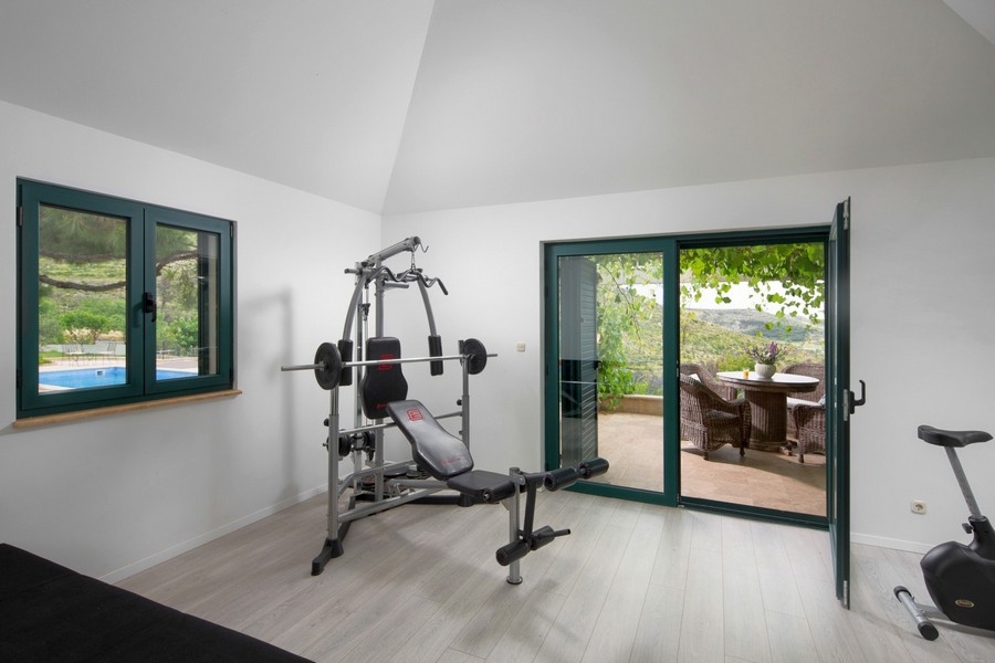 Fitnessraum mit Terrassenzugang